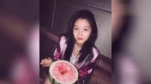 关晓彤夏日吃瓜,关晓彤甜蜜“吃瓜”时光