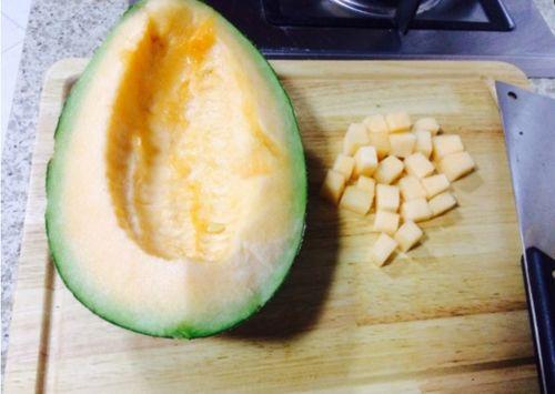 娃娃吃哈密瓜视频,甜蜜瞬间萌翻网友