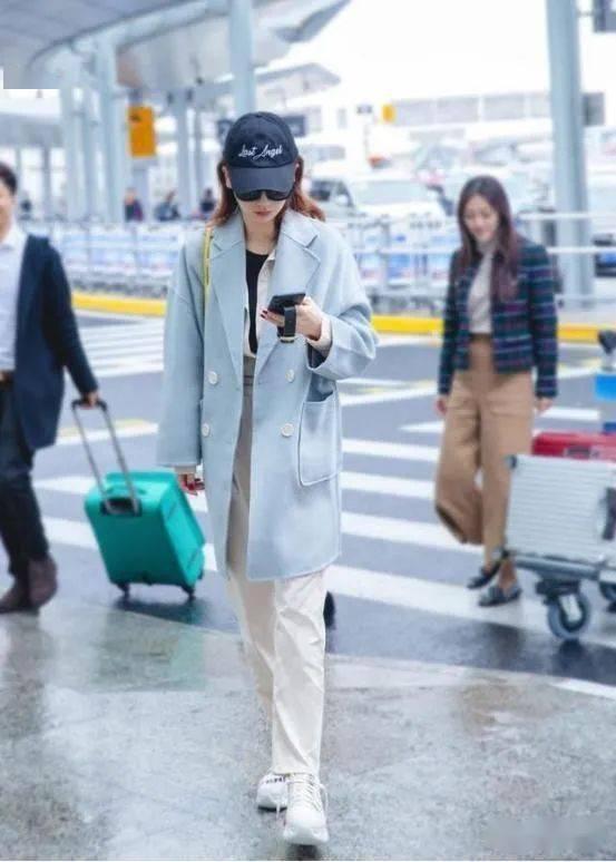 明星机场大衣图片女生,明星大衣穿搭指南