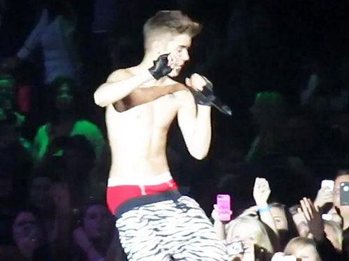 男明星裤子掉了