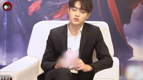 男明星爬墙图片欣赏,探寻男明星爬墙瞬间